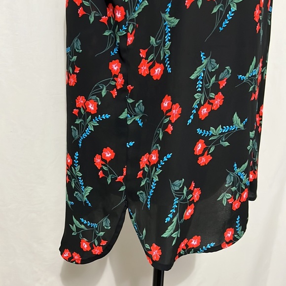 VINCE CAMUTO Size Medium Black with Red Floral High/Low Sleeveless Tank Blouse - Picture 7 of 15